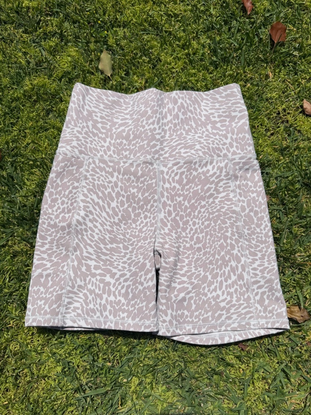 Vuori Studio Pocket Athletic Shorts VW390 Salt Blurred Torrent 5” Inseam XS GUC